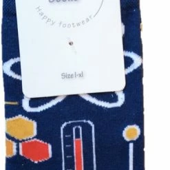 Merkloos Verjaardag Cadeau - Scheikunde Sokken - Leraar - Vrolijke Sokken - Valentijn Cadeau - Aparte Sokken - Grappige Sokken - Leuke Dames En Heren Sokken - Moederdag - Vaderdag - Socks Waar Je Happy Van Wordt - Maat 42-47 -Beenmode Winkel 370x840 2
