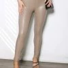 Taupe Leatherlook Legging - YU&ME Paris - Faux Leather - PU - Maat LXL -Beenmode Winkel 550x711