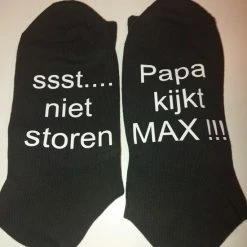 Merkloos Bedrukte Sokkenmet De Tekst: Sttt Niet Storen Papa Kijkt MAX